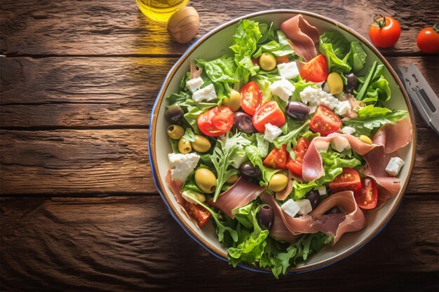 Foto saboreie a estação salada de verão vibrante com azeitonas tomates e prosciutto