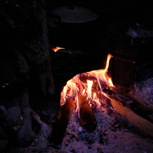 Sabores del Pasado. Carbones en una estufa tradicional de barro