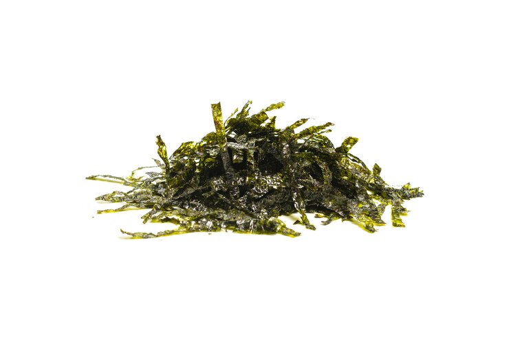 Foto saborosa alga nori isolada no fundo branco