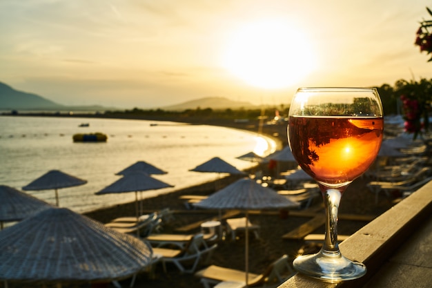 Saborosa bebida alcoólica em um hotel