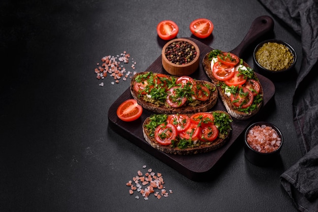 Saborosa bruschetta com tomate mussarela manjericão especiarias e ervas