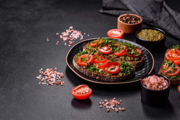 Saborosa bruschetta com tomate mussarela manjericão especiarias e ervas