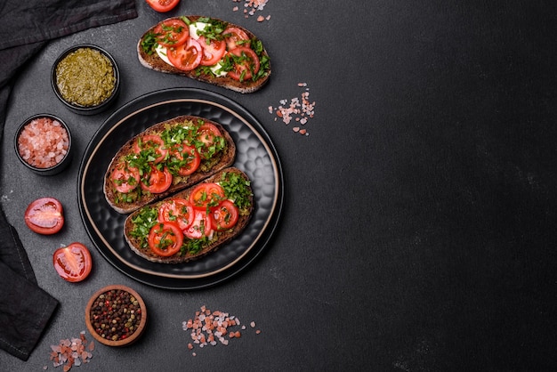 Saborosa bruschetta com tomate mussarela manjericão especiarias e ervas