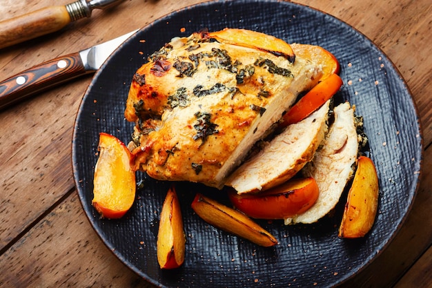 Saborosa carne de frango assada com caqui Peito de frango assado com frutas