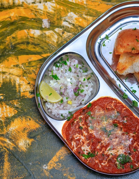 Foto saborosa e deliciosa pav bhaji masala com manteiga