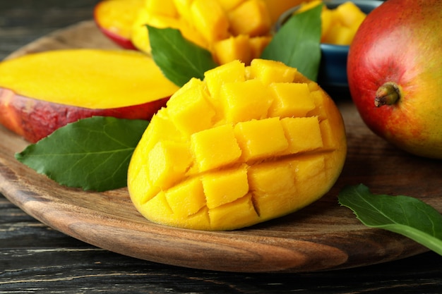 Saborosa fruta de manga madura na mesa de madeira