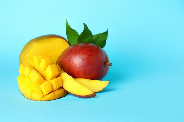 Saborosa fruta de manga madura na superfície azul