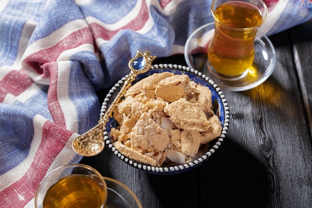 Saborosa halva com chá na mesa