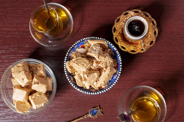 Saborosa halva com chá na mesa