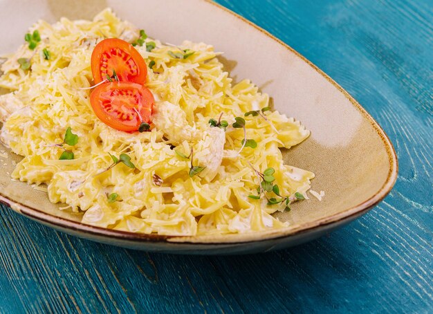 Saborosa massa farfalle com queijo parmesão