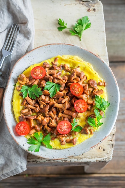 Saborosa omelete com cogumelos, tomate cereja e salsa