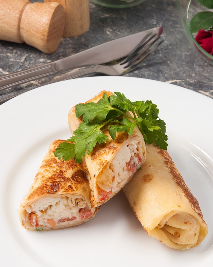 Foto saborosa panqueca torrada com tomate e queijo