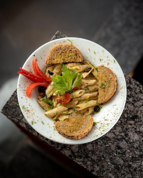 saborosa pasta con salsa blanca en un plato blanco