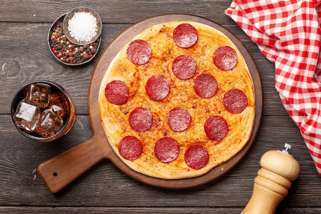 Foto saborosa pizza caseira com pepperoni