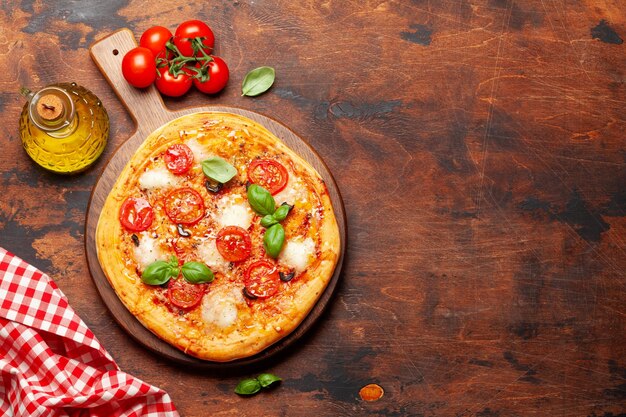 Saborosa pizza caseira com tomate e manjericão