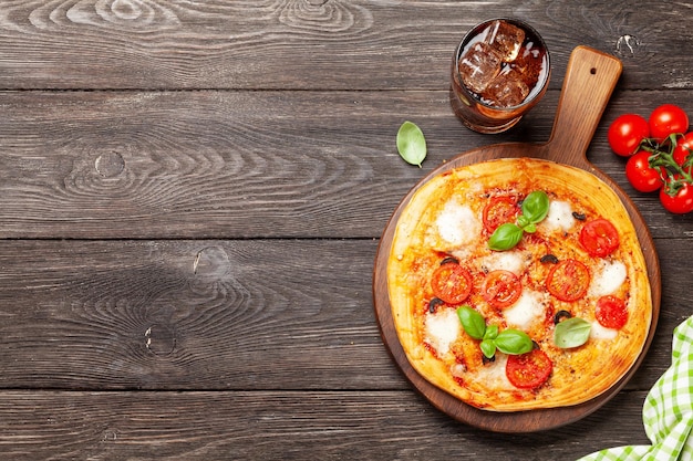 Foto saborosa pizza caseira com tomate e manjericão