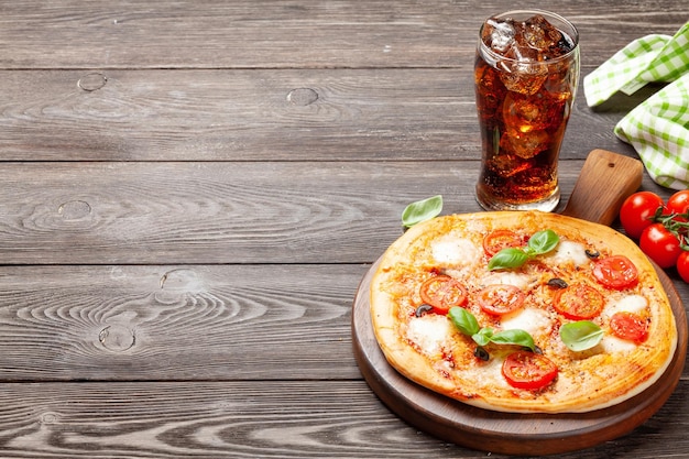 Saborosa pizza caseira com tomate e manjericão