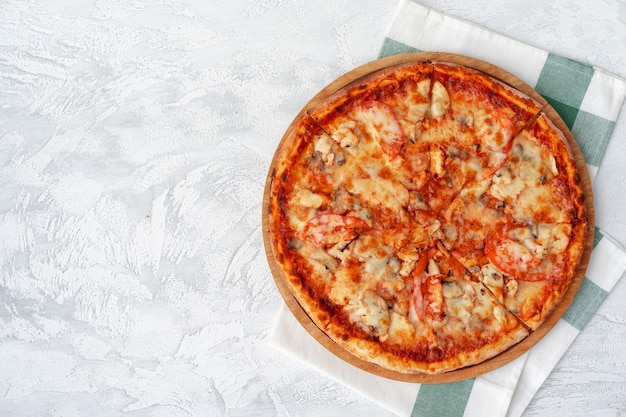 Saborosa pizza com frango e cogumelos, vista de cima