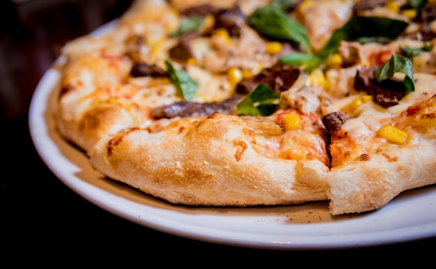 Saborosa pizza com frango e legumes. Restaurante.