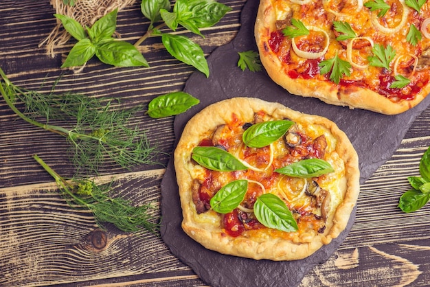 Saborosa pizza com legumes de frango e azeitonas