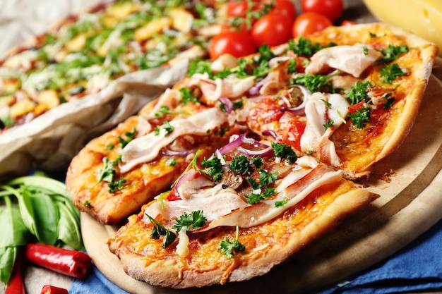 Saborosa pizza com legumes na mesa close-up