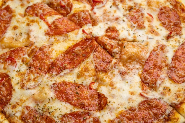 saborosa pizza com queijo e legumes em uma mesa de madeira escura