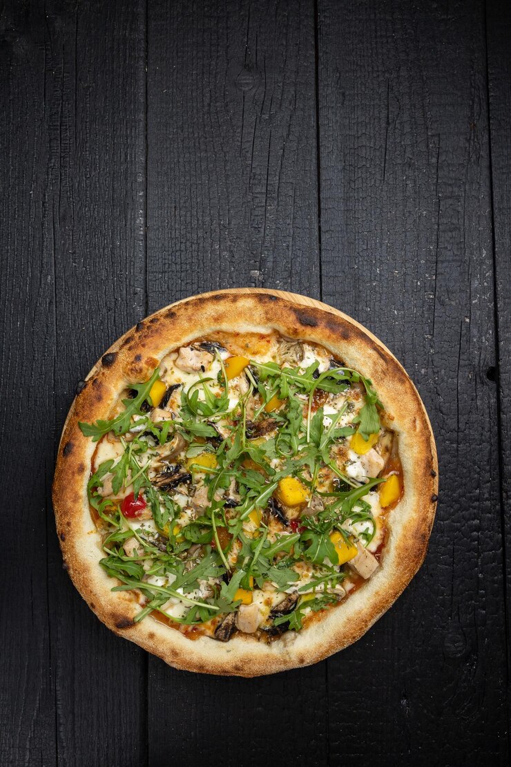 Foto saborosa pizza com queijo e legumes em uma mesa de madeira escura