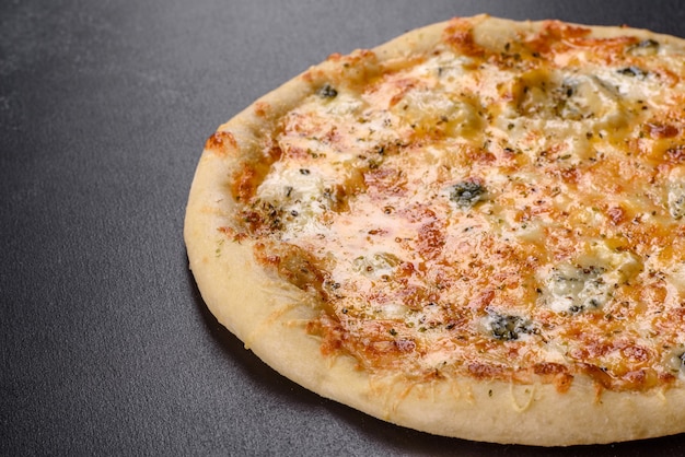 Saborosa pizza de forno fresca com tomate, queijo e cogumelos em uma mesa escura. cozinha italiana