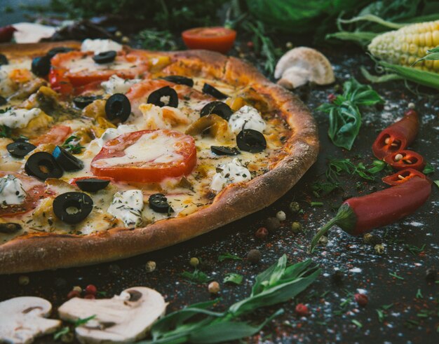 Saborosa pizza de frutos do mar com cerejas em uma mesa de madeira.