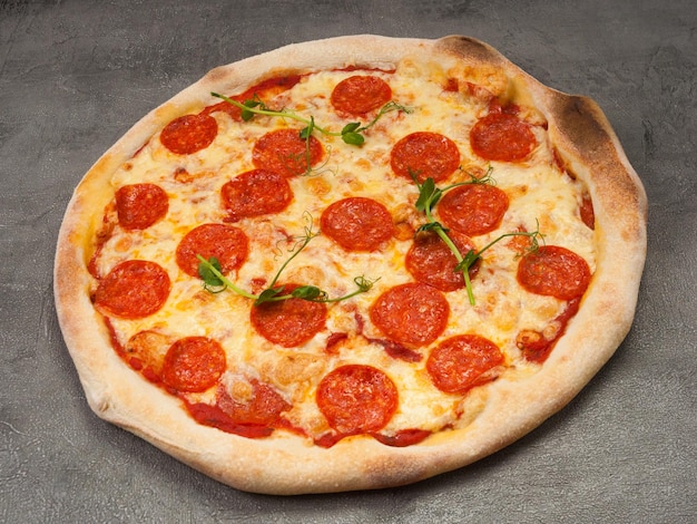 Foto saborosa pizza de pepperoni americana em um fundo cinza