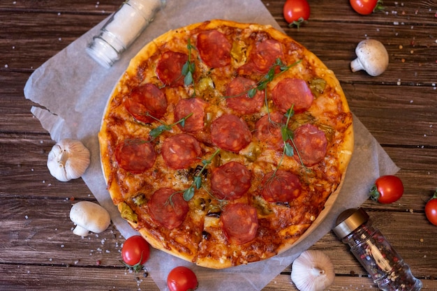 Saborosa pizza de pepperoni com cogumelos