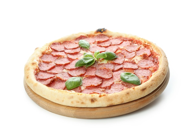 Saborosa pizza de salame isolada em fundo branco