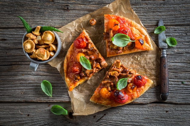 Saborosa pizza feita de cogumelos nobres e tomates