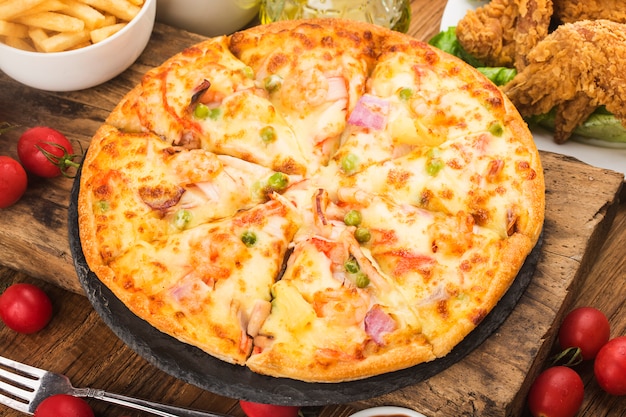 Saborosa pizza fresca com frutos do mar na mesa