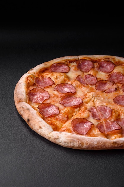 Saborosa pizza fresca com salame queijo tomate especiarias e sal