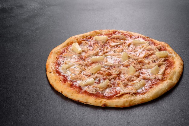 Saborosa pizza no forno com tomate, queijo e abacaxi