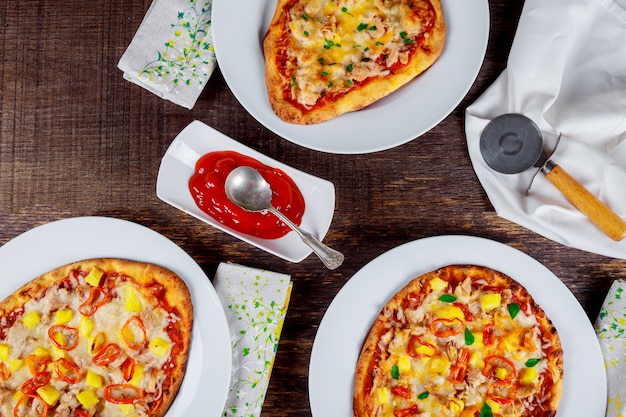 Saborosa pizza no restaurante em uma vista superior de mesa rústica