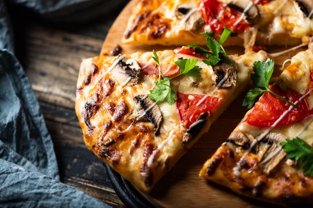 Saborosa pizza suculenta em fundo de madeira. muita carne e queijo. Pizza de cogumelo. Pizza de peperoni. Mussarela e tomate. Prato italiano. Comida italiana. Comida afetiva. Comida local