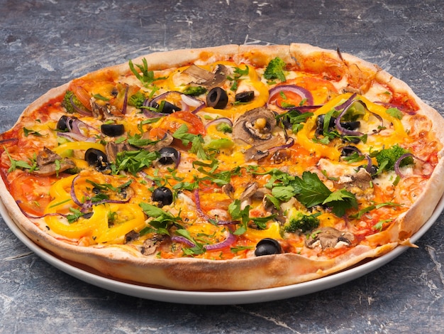Saborosa pizza vegetariana com tomate, pimentão, queijo e cogumelos