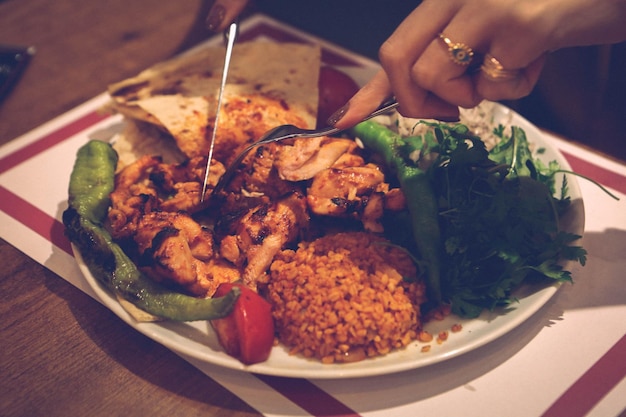 Saborosa refeição de frango na mesa