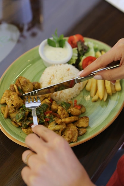 Saborosa refeição de frango na mesa