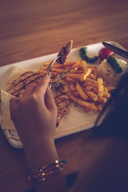 Saborosa refeição de frango na mesa