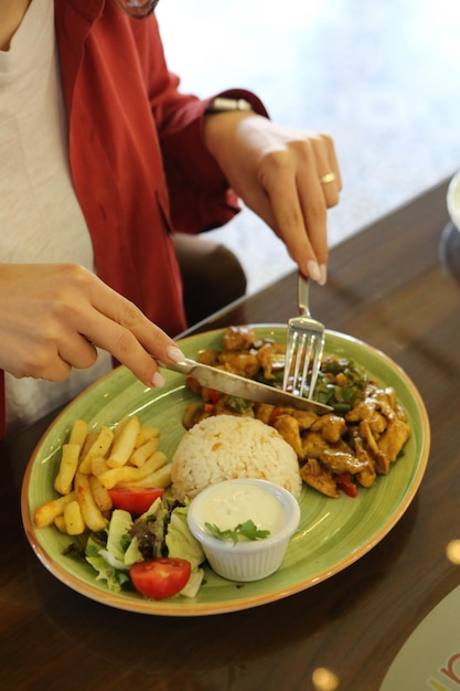 Saborosa refeição de frango na mesa