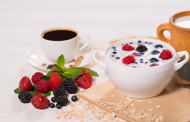 Saborosa refeição matinal com cereais e frutas vermelhas