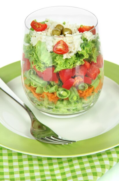 Foto saborosa salada com legumes frescos isolados em branco