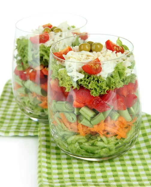 Saborosa salada com legumes frescos isolados em branco