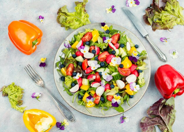 Saborosa salada de verão com flores comestíveis