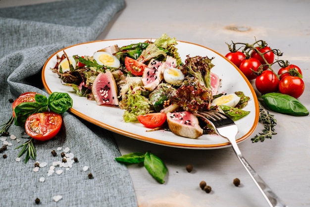 Saborosa salada fresca com carne e legumes no fundo de madeira