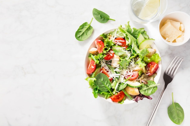 Saborosa salada fresca com frango e legumes