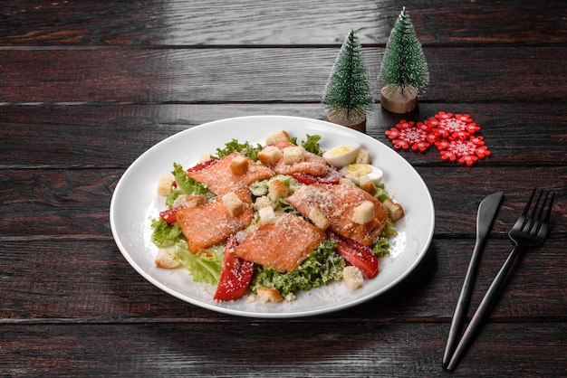 Saborosa salada fresca preparada para a mesa de Natal. Preparação da mesa festiva